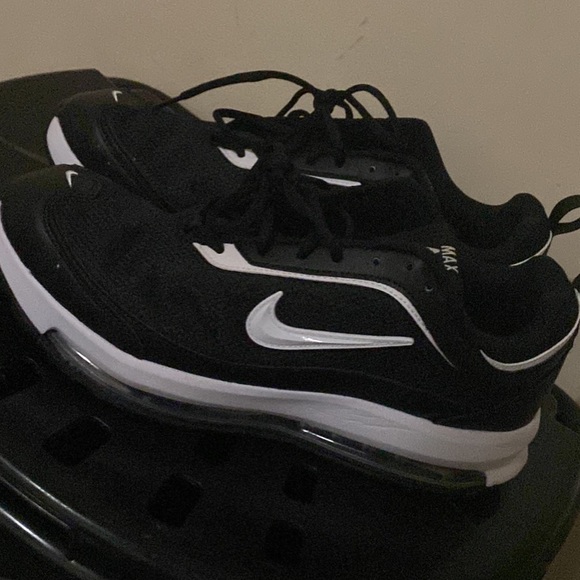 Nike sneaks size 11 - Picture 2 of 2